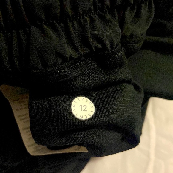 Lululemon Hotty Hot II Tall 4 inch shorts in Black! - Picture 5 of 5